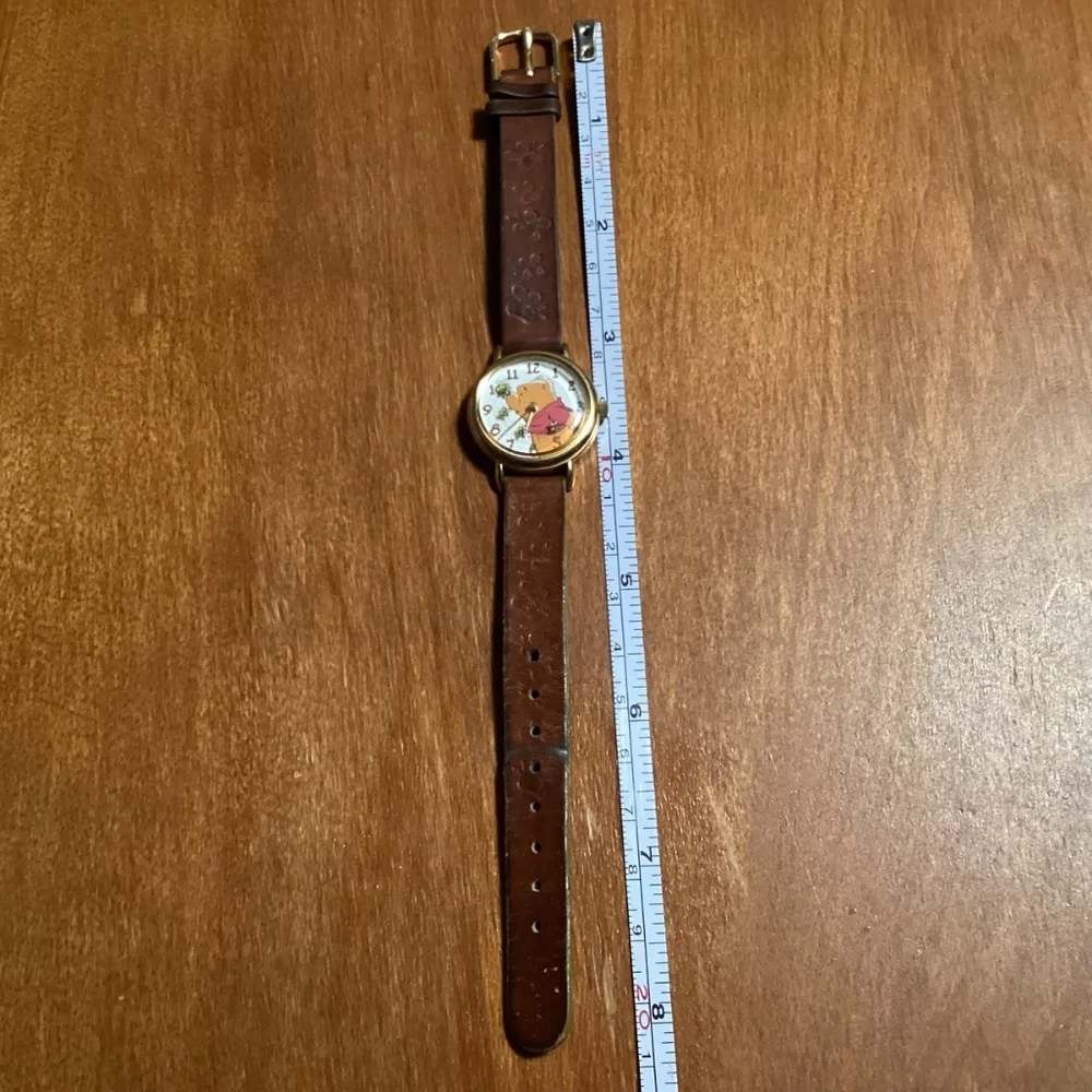 Vintage Timex Disney Winnie the Pooh Watch Brown Leather Band Bee Second Hand